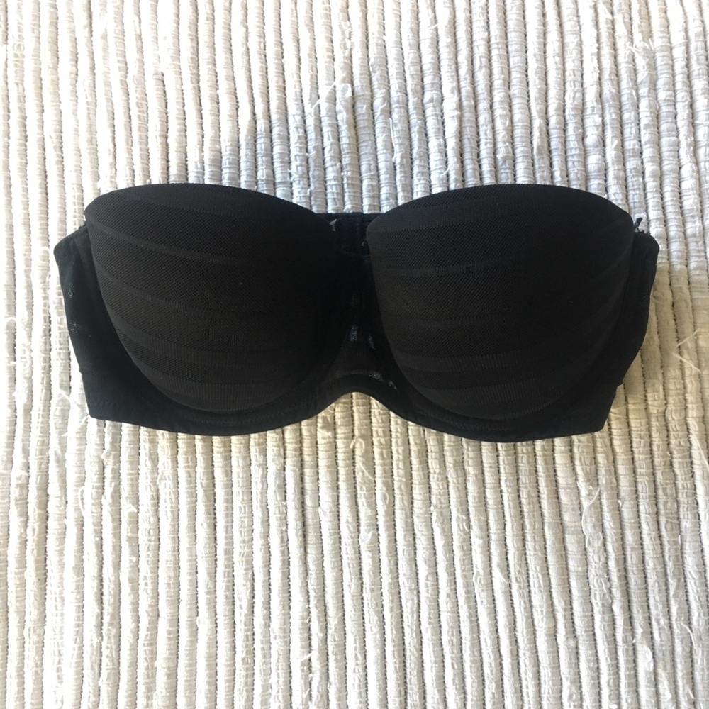 Black strapless bra